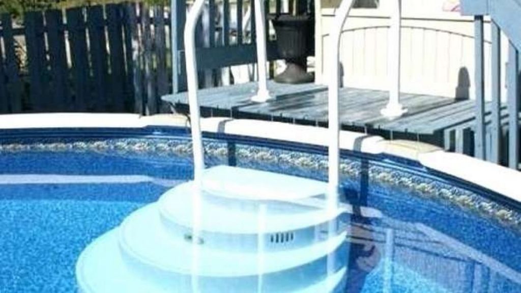 Los peldaños facilita el acceso a su piscina