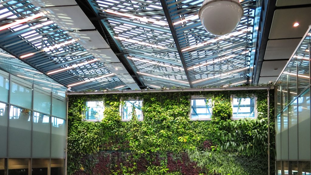 5 consejos para que tus paredes verdes artificiales sean realistas