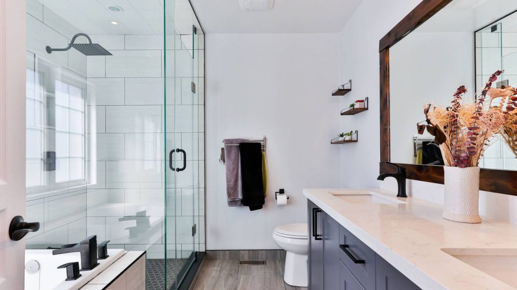 7 estrategias para crear la ilusión de amplitud reformando un baño pequeño